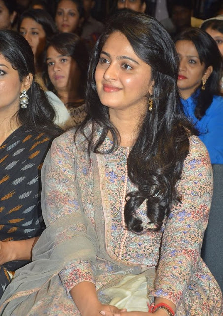Glamorous Actress Anushka Shetty New Smiling Face Photos 5